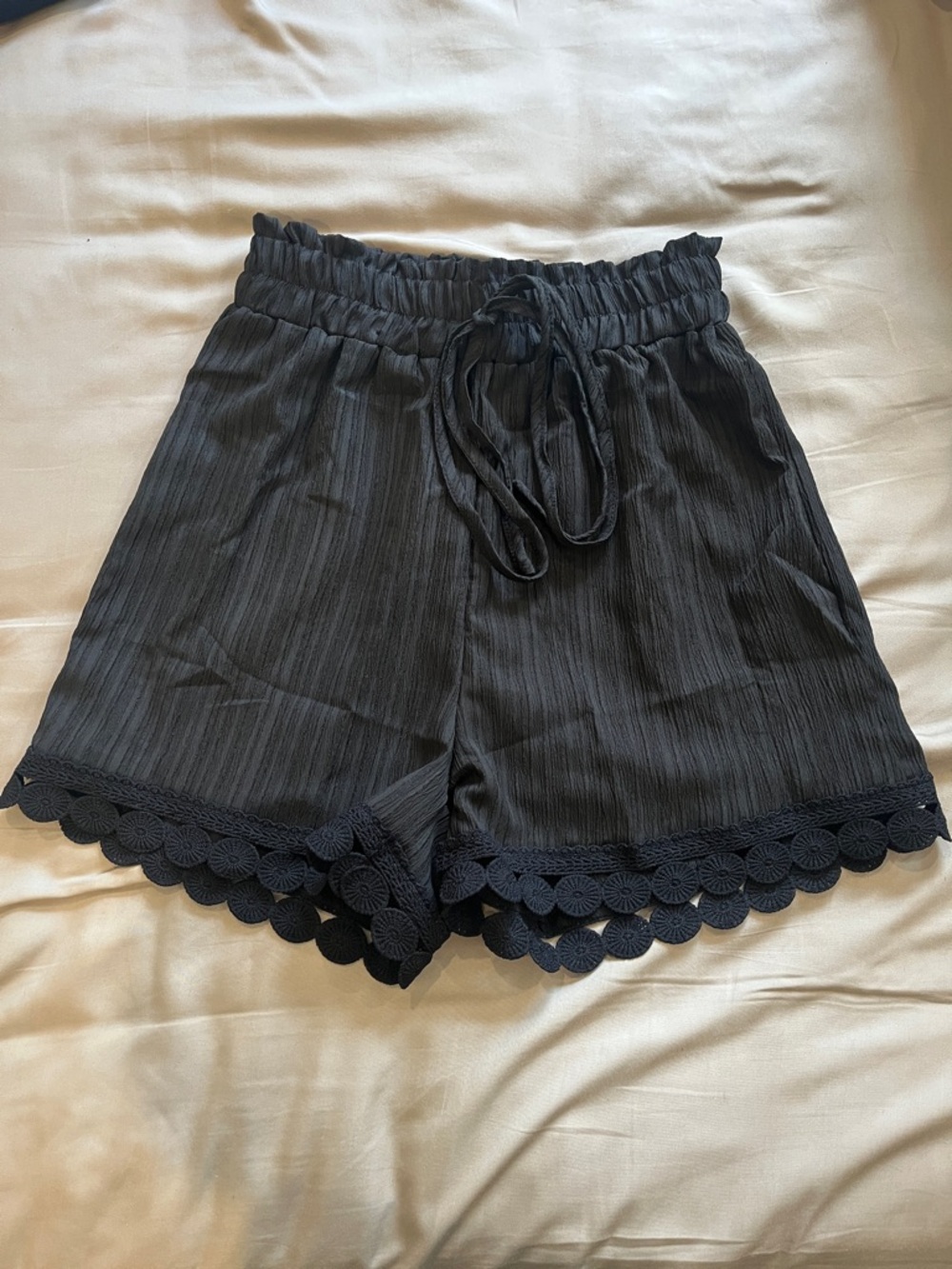 NWT. Women’s Black Scallop Hem Elastic Waist Shorts